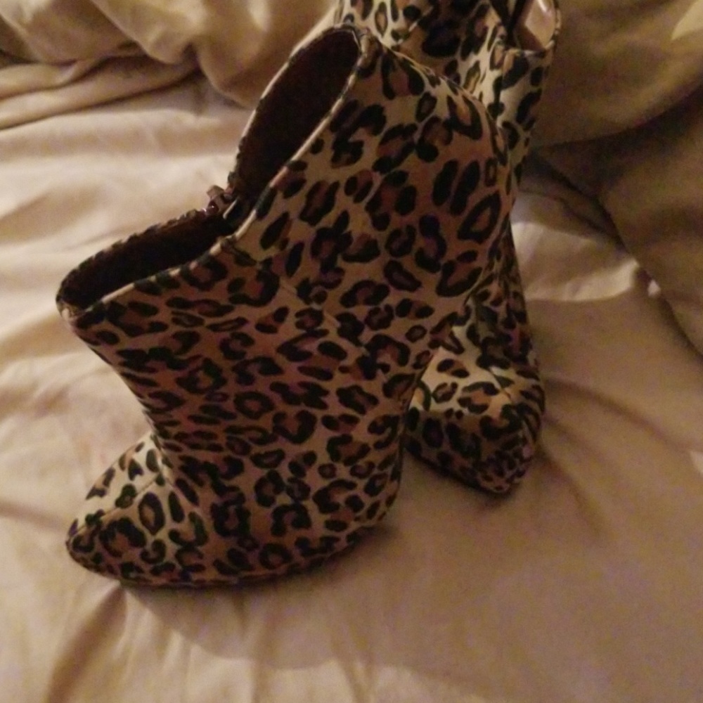 Heela - Picture 2 of 2